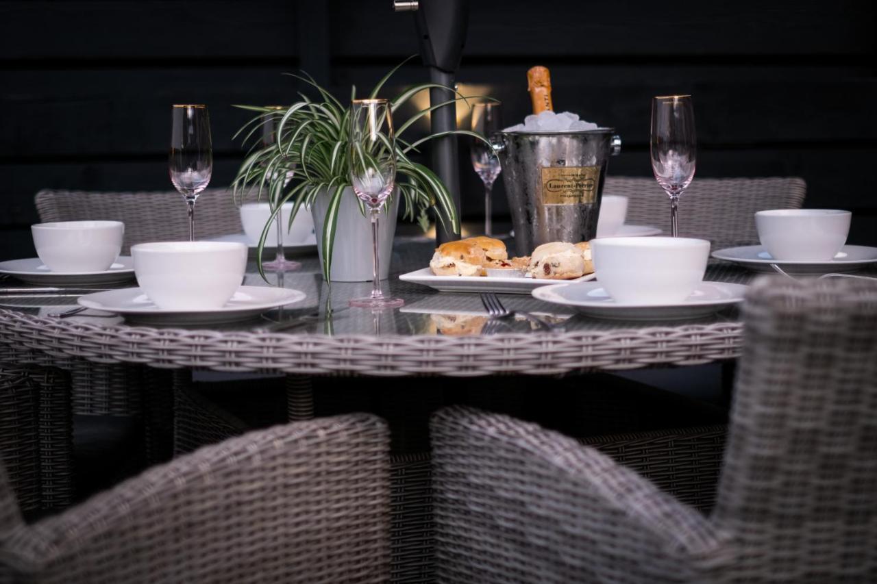 Rockside - Luxury 1 Bedroom Home With Hot Tub, Central Location, Parking And Pet Friendly Windermere Exteriör bild
